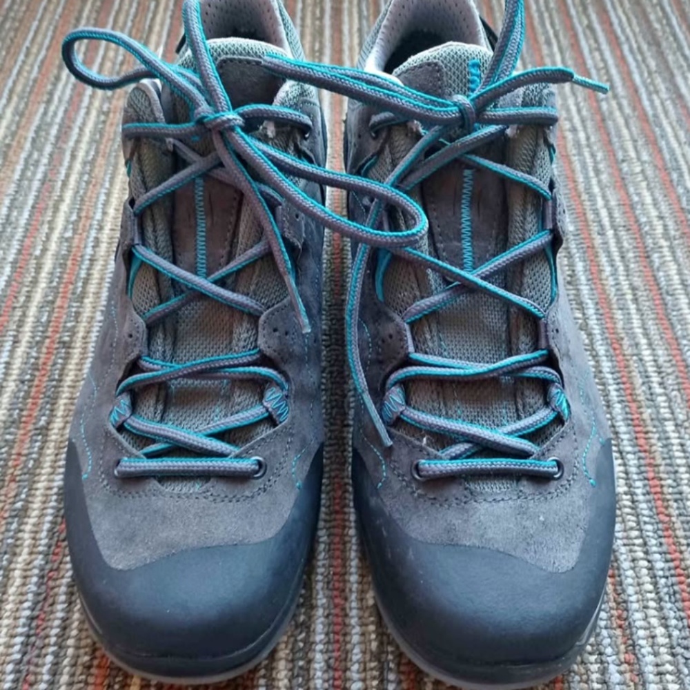 Lowa Focus GTX size 9 womens